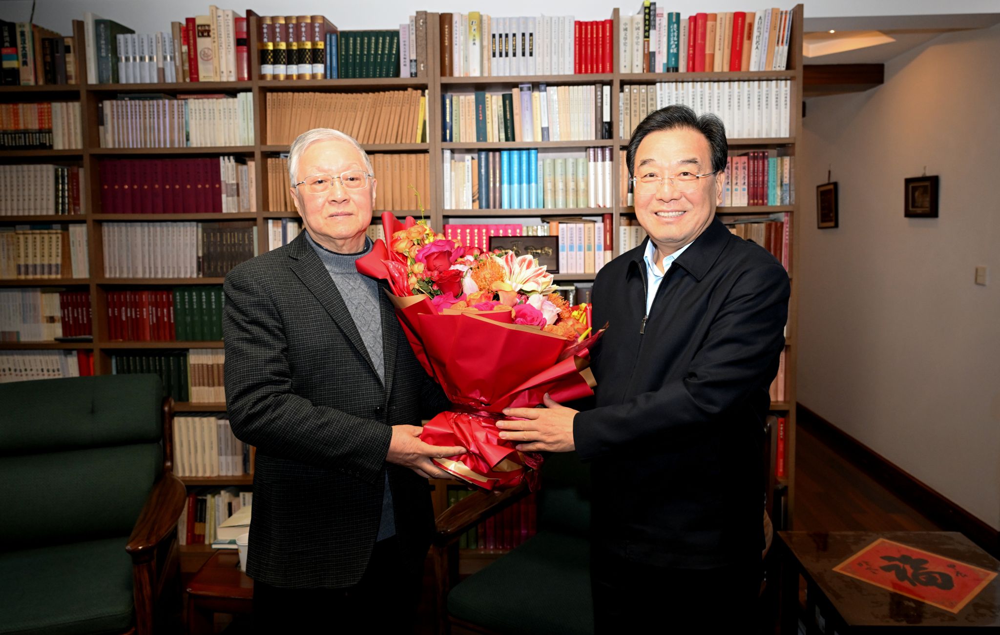 江苏省委书记信长星亲临我校，亲切看望并慰问了莫砺锋教授